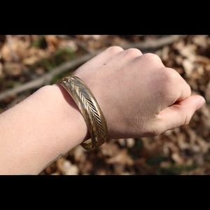 Gold Plated Feather Pattern Bangle Golden Metal Costume Jewelry Simple Bracelet